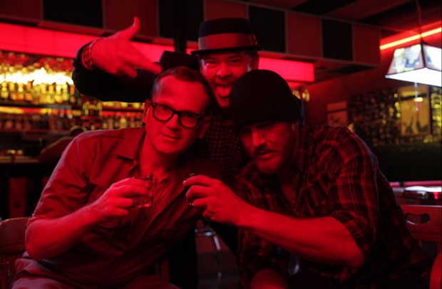 ”Cheap Thrills”: Μέχρι που θα φτάνατε για μια χούφτα δολάρια
