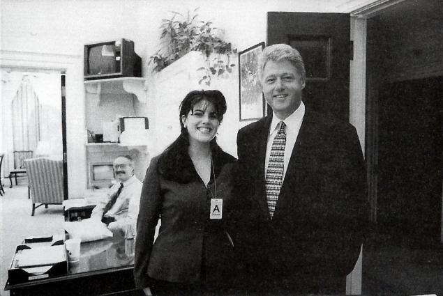 Monicagate: 15 χρόνια από την “ανάρμοστη σωματική επαφή” του Μπιλ Κλίντον