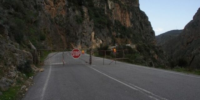 Χανιά: Ένταση στο δρόμο που έκλεισε λόγω πτώσης βράχου σε ΙΧ