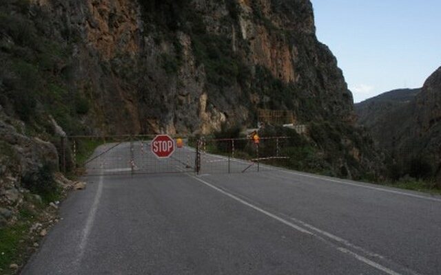 Χανιά: Ένταση στο δρόμο που έκλεισε λόγω πτώσης βράχου σε ΙΧ