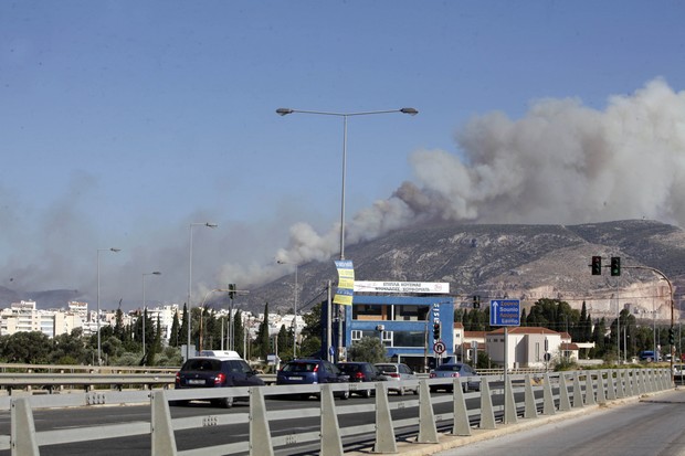 Μαρκόπουλο: Κάηκαν σπίτια και αγροικίες. Βελτιωμένη η κατάσταση πλέον