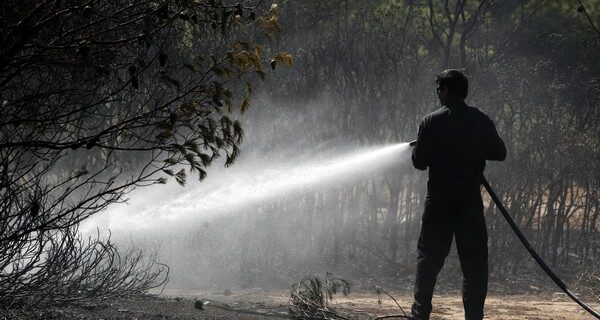 Σε ύφεση η μεγάλη φωτιά στη Βαρυμπόμπη. Ολονύκτια μάχη της Πυροσβεστικής