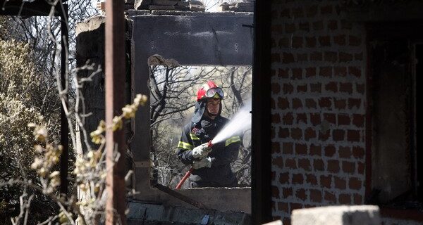 Σε ύφεση η πυρκαγιά στη Βαρυμπόμπη. Κάηκαν σπίτια και αυτοκίνητα. Τεράστιες οι περιβαλλοντικές επιπτώσεις