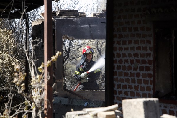 Σε ύφεση η πυρκαγιά στη Βαρυμπόμπη. Κάηκαν σπίτια και αυτοκίνητα. Τεράστιες οι περιβαλλοντικές επιπτώσεις