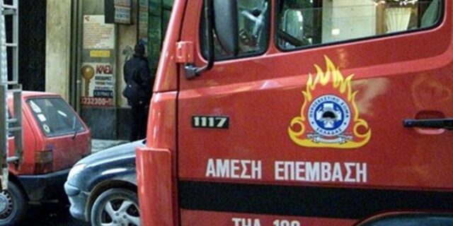 Απεγκλωβίστηκαν ηλικιωμένοι από φωτιά σε σπίτι στο Περιστέρι