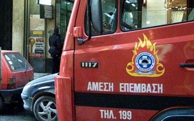 Απεγκλωβίστηκαν ηλικιωμένοι από φωτιά σε σπίτι στο Περιστέρι