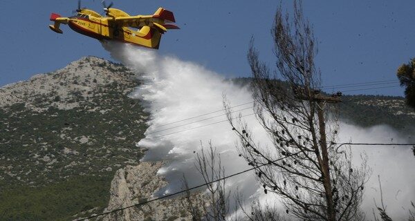 Υπό έλεγχο τα πύρινα μέτωπα σε Βαρυμπόμπη και Αιτωλοακαρνανία