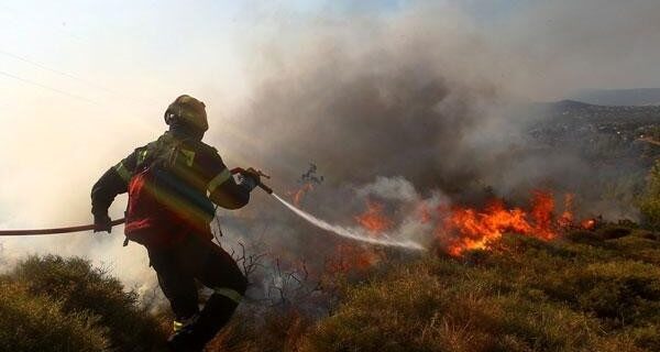 Σε εξέλιξη φωτιά στα Πηγάδια Ερμιονίδας