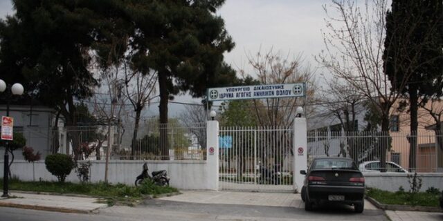 Βόλος: Απέδρασαν από το Ίδρυμα Ανηλίκων και έκλεψαν μοτοποδήλατο