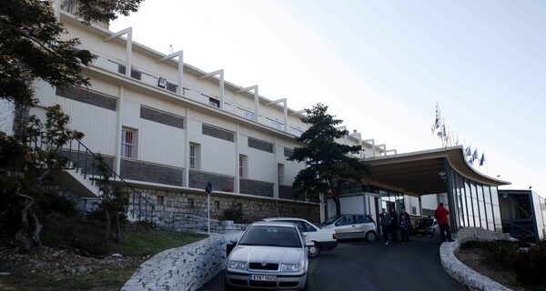 Η συμμετοχή του Δημοσίου κατά 49% δυσκολεύει τη μετεγκατάσταση του καζίνου της Πάρνηθας