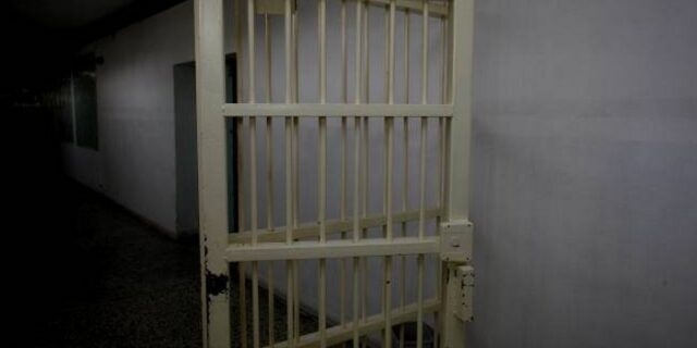 Χαλκιδική: Αλλοδαπός χτύπησε αστυνομικό και απέδρασε από κρατητήριο