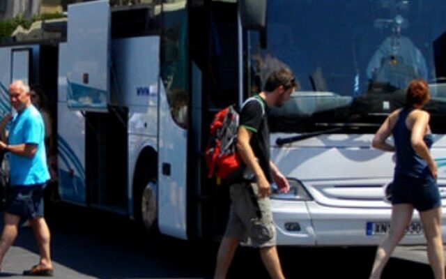 Κρήτη: Συγγνώμη από το ΚΤΕΛ για τα “Ελληνάκια” και τα “τουριστάκια”