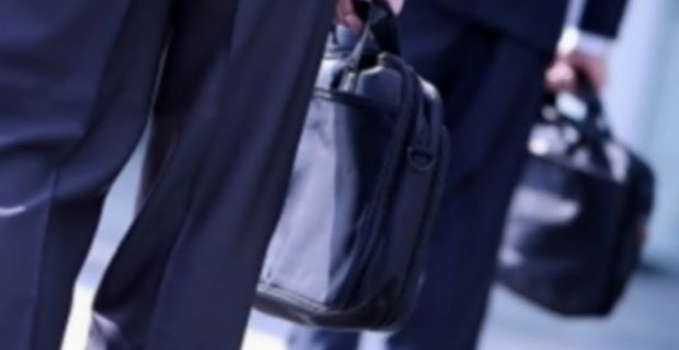 Έξαλλος με το ΣΔΟΕ πέταξε τον υπολογιστή στη… θάλασσα