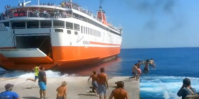 Σίκινος: Αποχαιρετισμός με… βουτιά στο λιμάνι