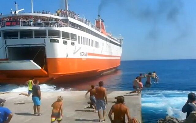 Σίκινος: Αποχαιρετισμός με… βουτιά στο λιμάνι
