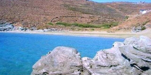 Βουτιά στα…βράχια για λουόμενο στη Τήνο