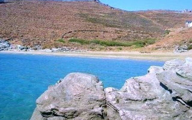 Βουτιά στα…βράχια για λουόμενο στη Τήνο