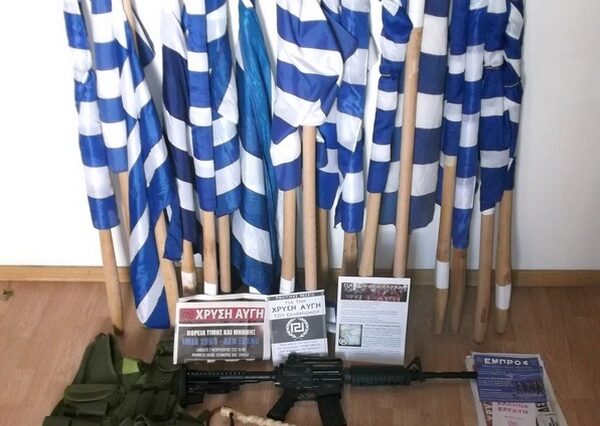 Σύλληψη 40χρονου με όπλα και φυλλάδια της Χρυσής Αυγής