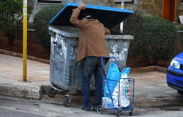 Ψάχνοντας για πατριωτισμό στα σκουπίδια