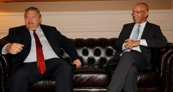 Die Zeit: Ο Βενιζέλος πρότεινε στον Άσμουσεν να “μαγειρέψουν” τα νούμερα για το δημοσιονομικό κενό