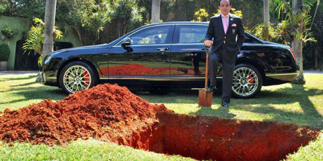 «Έθαψε» μια Bentley Continental Flying Spur στον κήπο του σπιτιού για την άλλη ζωή…