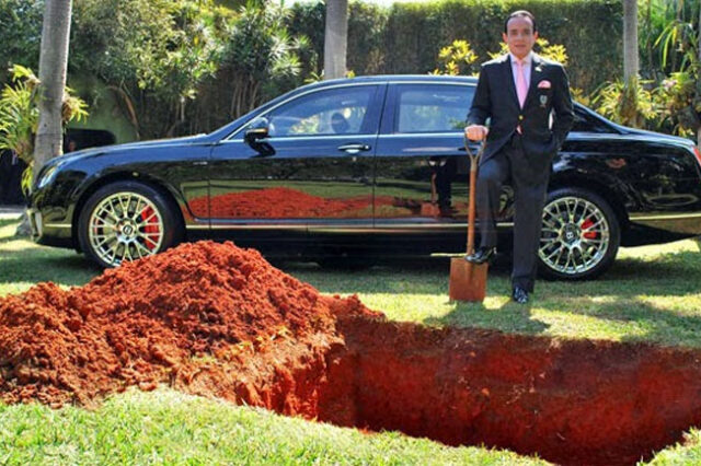 «Έθαψε» μια Bentley Continental Flying Spur στον κήπο του σπιτιού για την άλλη ζωή…