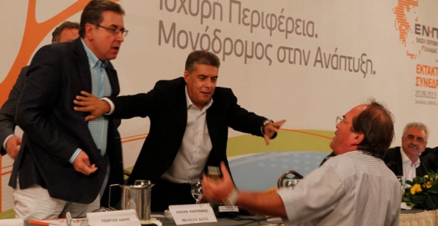 Βρισιές & παραλίγο ξύλο στο συνέδριο της ΕΝΠΕ για την αποχώρηση Μιχελάκη