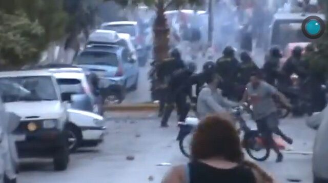 Βίντεο: Άνδρας σε μηχανάκι, πατάει διαδηλωτή