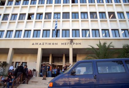 12μηνη φυλάκιση με αναστολή για τον πρώην υποψήφιο της Χρυσής Αυγής που χαστούκισε 3 προσαχθείσες