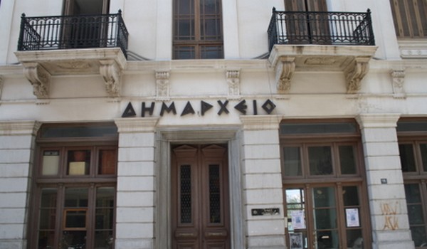 Δήμοι: Εισπράττουν κονδύλια, αλλά δεν δίνουν ούτε σεντ σε οφειλές
