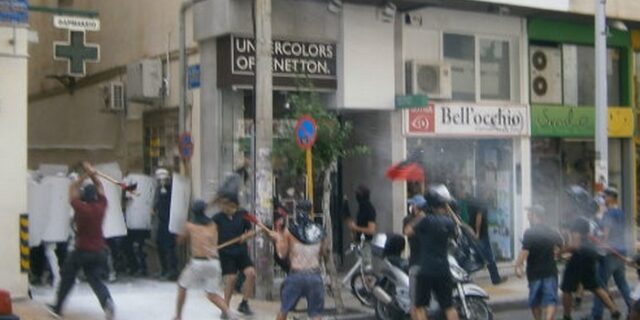 Επεισόδια και ρίψη χημικών έξω από τα γραφεία της Χρυσής Αυγής στα Χανιά