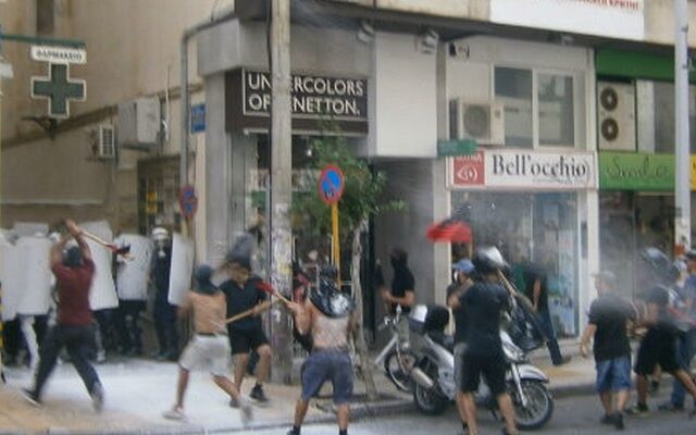 Επεισόδια και ρίψη χημικών έξω από τα γραφεία της Χρυσής Αυγής στα Χανιά