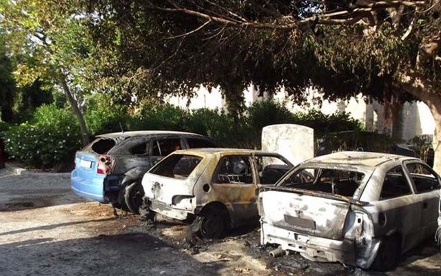 Ρόδος: Πυρπόλησε αυτοκίνητα για να εκδικηθεί τον πρώην σύντροφο της