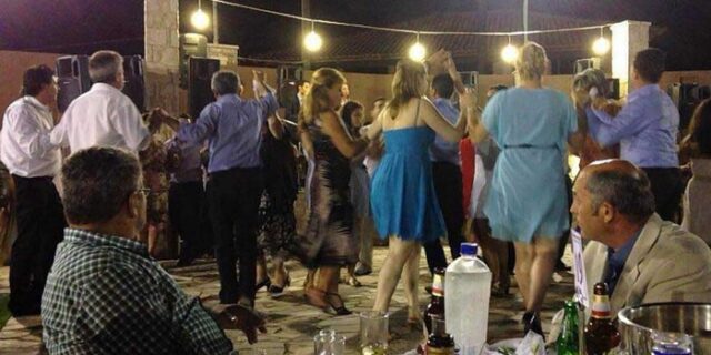 Νέο “έθιμο” το γαμήλιο γλέντι στο…πεζοδρόμιο