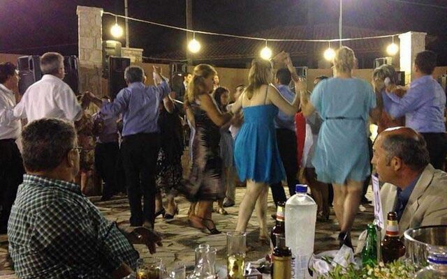 Νέο “έθιμο” το γαμήλιο γλέντι στο…πεζοδρόμιο