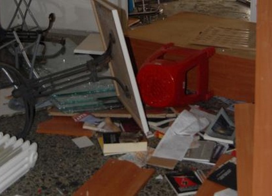 Επίθεση οπαδών του ΠΑΟΚ με κροτίδες και μπουκάλια στα γραφεία της Χρυσής Αυγής στη Θεσσαλονίκη