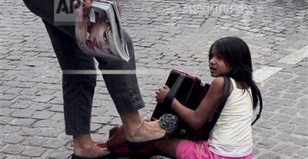 Η φωτογραφία του Δ. Μεσσήνη που σοκάρει: Γυναίκα κλωτσάει κοριτσάκι στον πεζόδρομο της Ακρόπολης