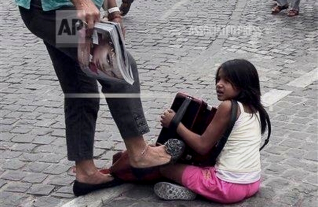 Η φωτογραφία του Δ. Μεσσήνη που σοκάρει: Γυναίκα κλωτσάει κοριτσάκι στον πεζόδρομο της Ακρόπολης