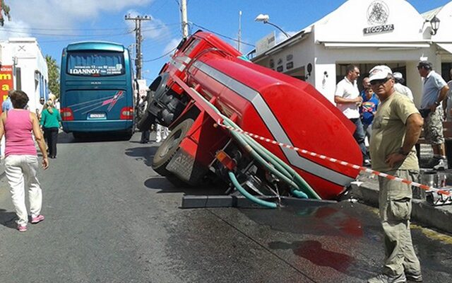 Δρόμος “κατάπιε” υδροφόρα στη Σαντορίνη