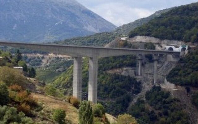 Έκλεψαν μεταλλικούς πασσάλους από γέφυρα της Εγνατίας οδού
