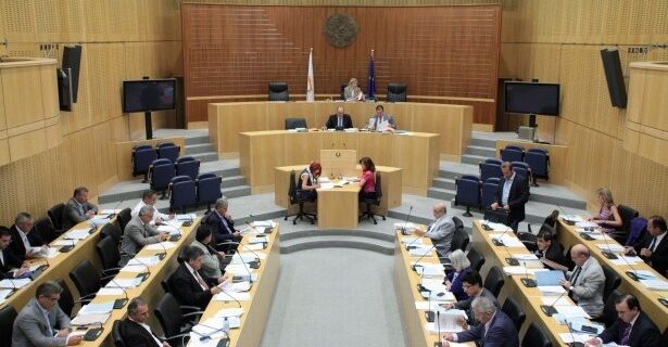 Κύπρος: Ψηφίστηκε ο πρώτος μνημονιακός προϋπολογισμός