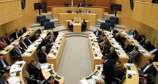 Κύπρος: Περνάει τελικά το μνημονιακό νομοσχέδιο