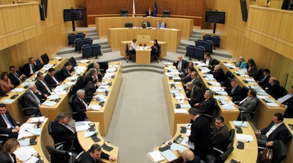 Κύπρος: Περνάει τελικά το μνημονιακό νομοσχέδιο