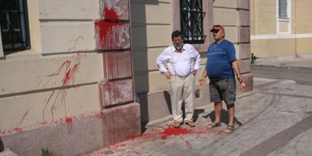 Δήμαρχος Λέσβου κατά “μπαχαλάκηδων” λόγω ρίψης μπογιάς στο δημαρχείο