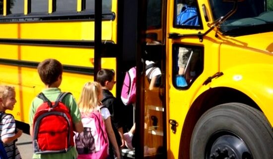 Υπουργείο Εσωτερικών: 9,5 εκατ. ευρώ στις περιφέρειες για τη μεταφορά μαθητών
