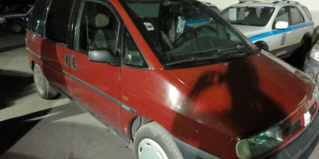 Νεαρός διακινητής χώρεσε σε αυτοκίνητο 21 μετανάστες