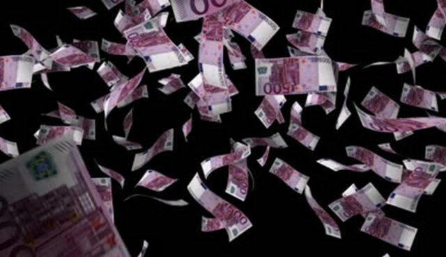 Ιωάννινα: Παιδιά βρήκαν 43.000€ και τα έκαναν… χαρτοπόλεμο