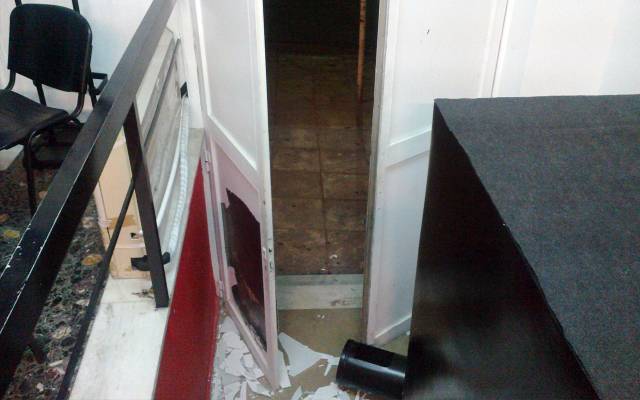 Η Χρυσή Αυγή απειλεί με μηνύσεις για την επέμβαση στα γραφεία της