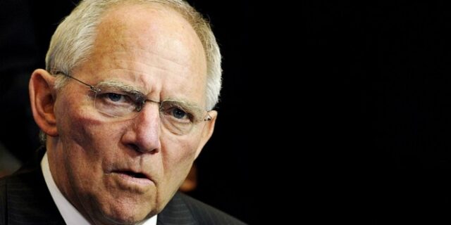 Σόιμπλε: Η Ελλάδα βρίσκεται “εντός του πλαισίου του προγράμματος προσαρμογής”