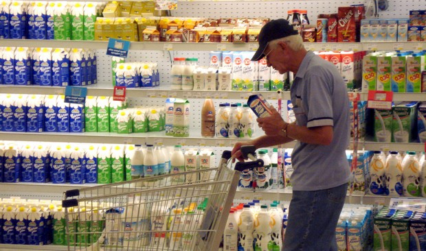 Παιχνίδια στην πλάτη των καταναλωτών: Αύξησαν τις τιμές στο γάλα για να μην έχουν χασούρα από τις επικείμενες μειώσεις